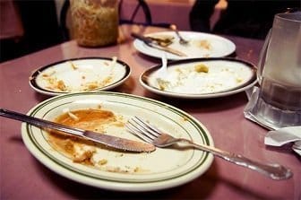 waiter-clear-guest-table-after-meal